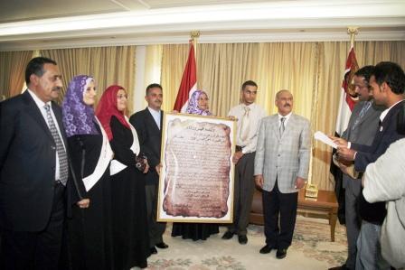 رئيس الجمهورية أثناء تسلمه وثيقة العهد والوفاء أمس